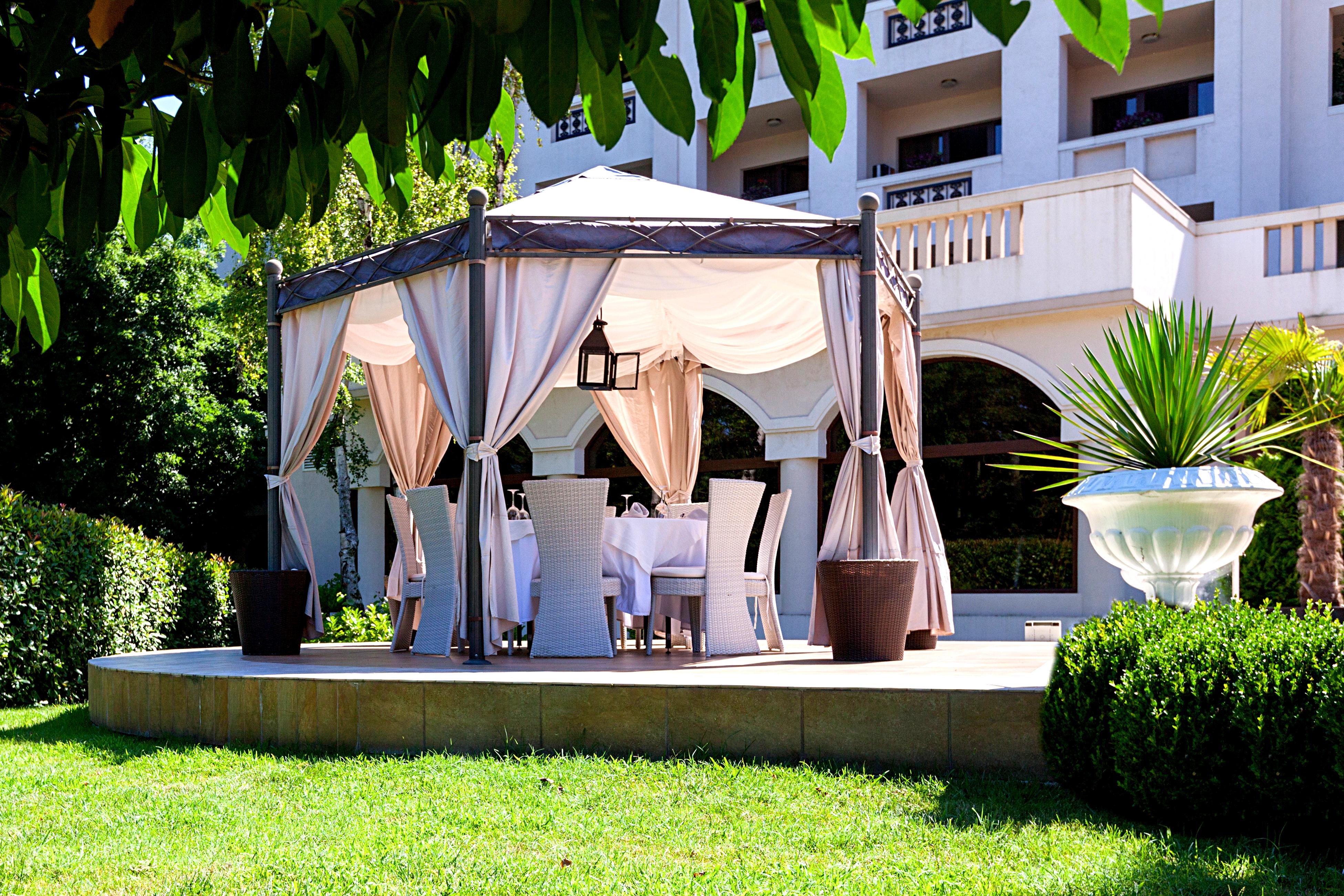 Primoretz Grand Hotel & Spa Burgas City Eksteriør billede Pergola in the garden of a hotel