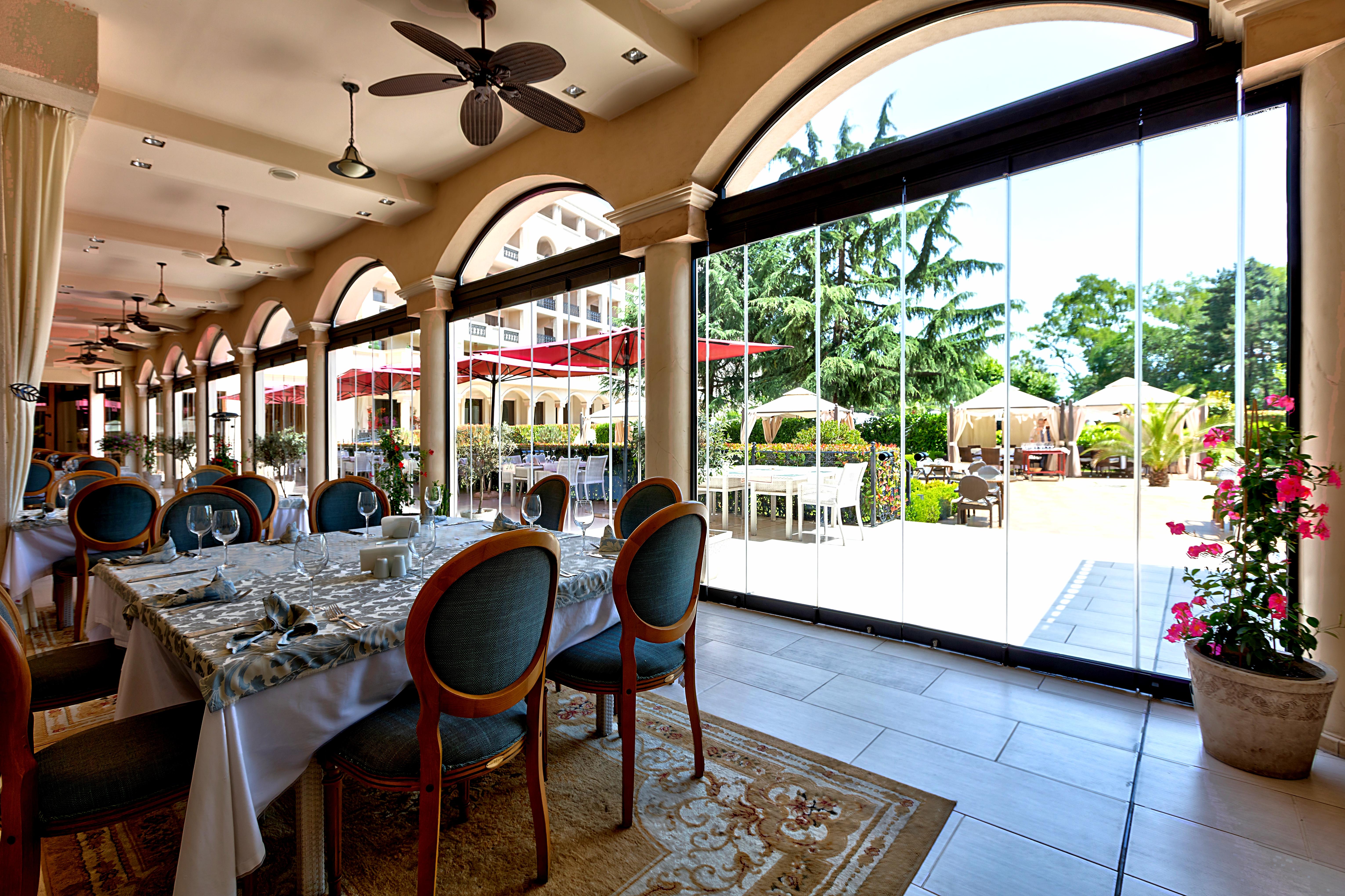 Primoretz Grand Hotel & Spa Burgas City Eksteriør billede The restaurant at the hotel