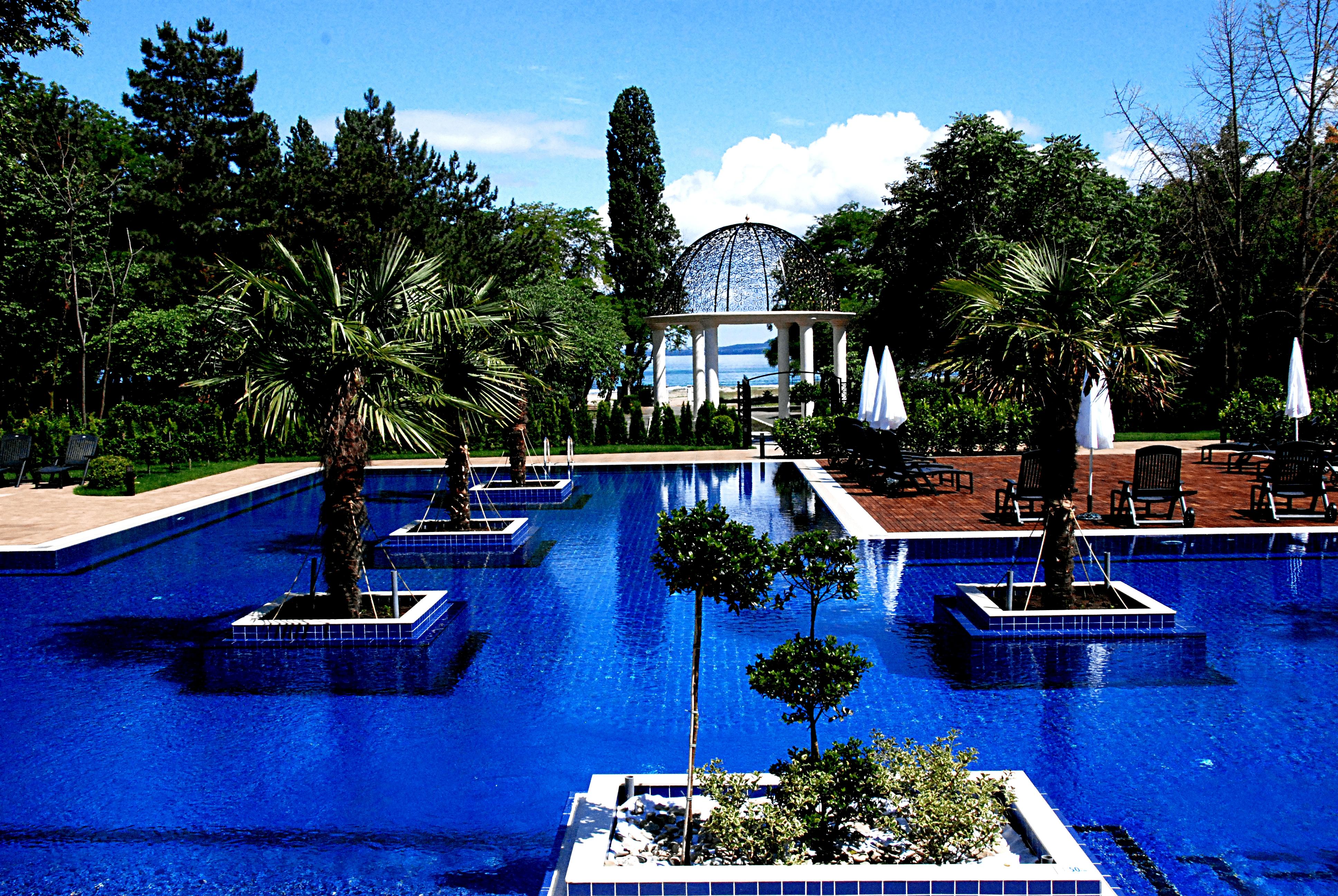 Primoretz Grand Hotel & Spa Burgas City Eksteriør billede The gardens of the hotel