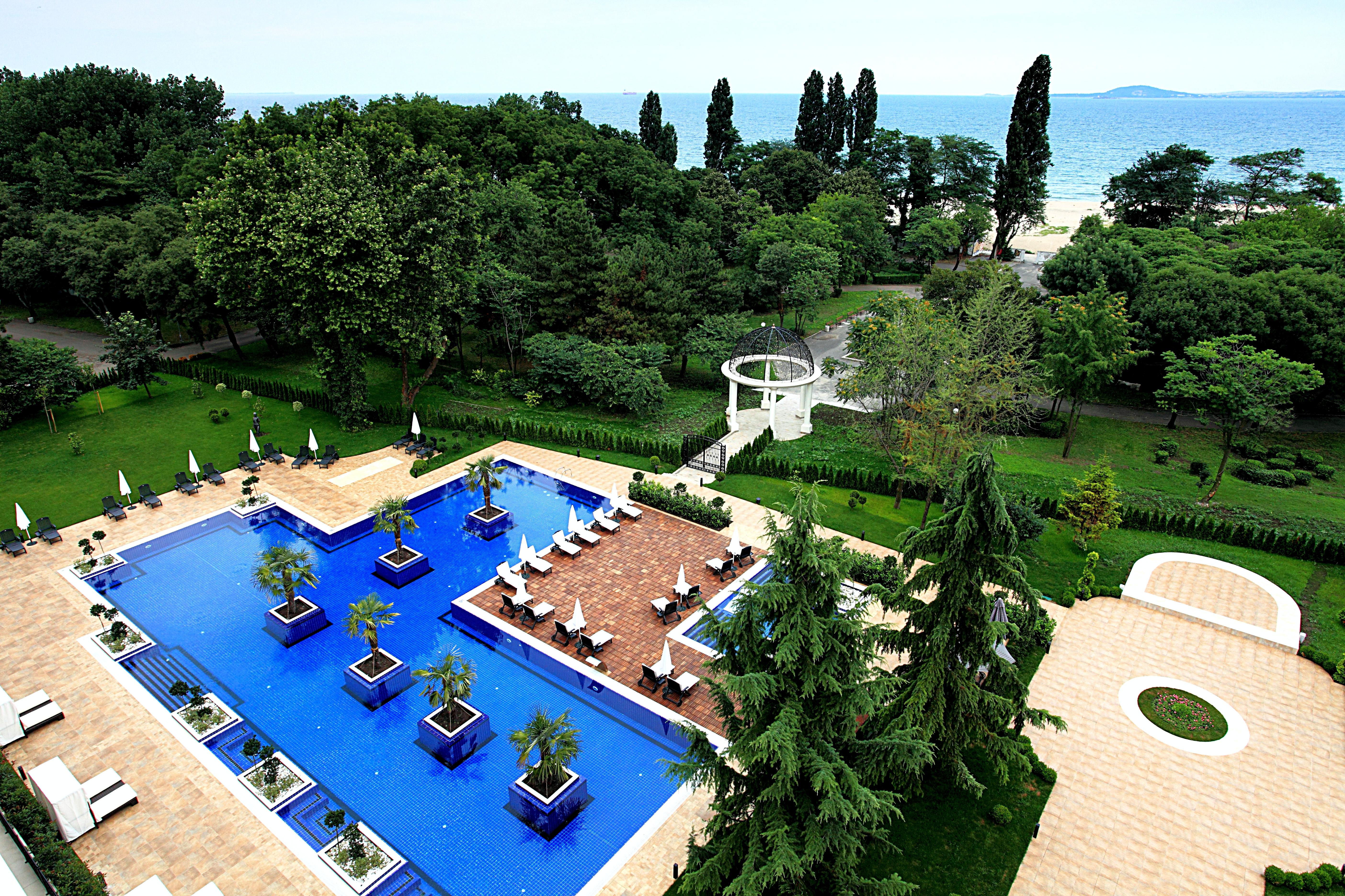 Primoretz Grand Hotel & Spa Burgas City Eksteriør billede The swimming pool at the hotel